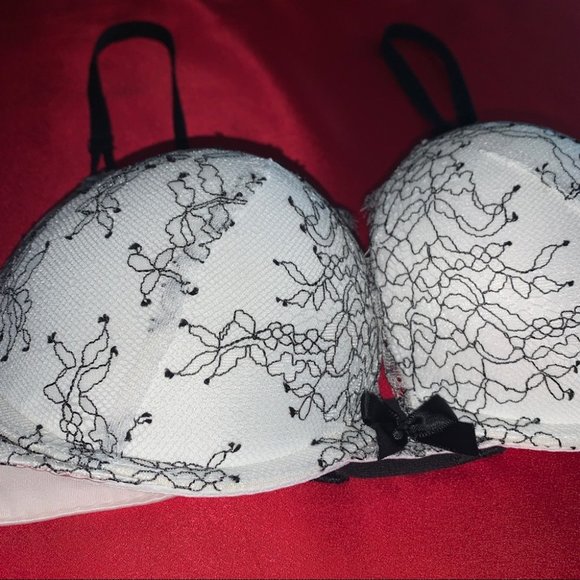 Victoria Secret Bombshell Lace Plunge Push Up Bra